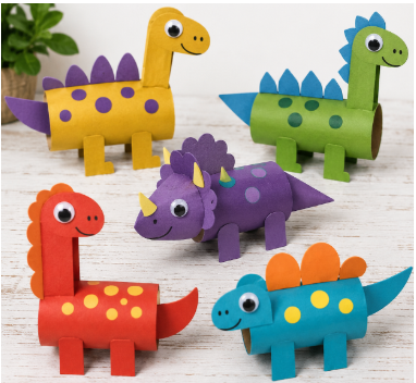 Cinco dinossauros de brinquedo feitos com rolinhos de papelão pintados, decorados com recortes de papel colorido e olhos móveis, apoiados em uma superfície de madeira
